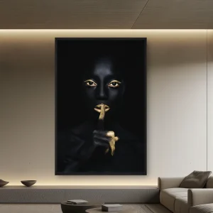 Yüzünün Önünde Muz Tutan Siyah Makyajlı Bir Kadın — Kanvas Tablo