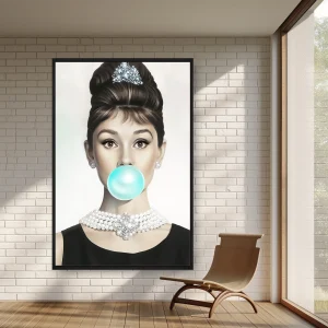 Testable Giyerken Bir Baloncuk Üfleyen Bir Kadın — Kanvas Tablo