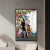 Graffiti Kapalı Bir Duvarın Önünde Boya Fırçası Tutan Bir Adam — Kanvas Tablo