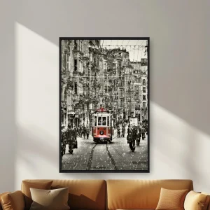 Sokakta İnen Kırmızı Bir Tramvay — Kanvas Tablo