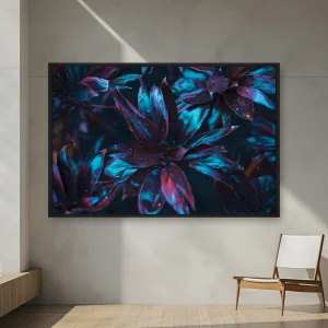 Siyah Arka Plana Sahip Karanlık Bir Odada Mor Ve Mavi Yapraklar — Kanvas Tablo