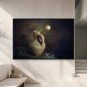 İçinde Bir Masada Oturan Bir Çiçek Bulunan Bir Vazo — Kanvas Tablo